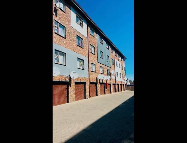 2 BEDROOM APARTMENT FOR SALE IN KEMPTON PARK CENTRAL